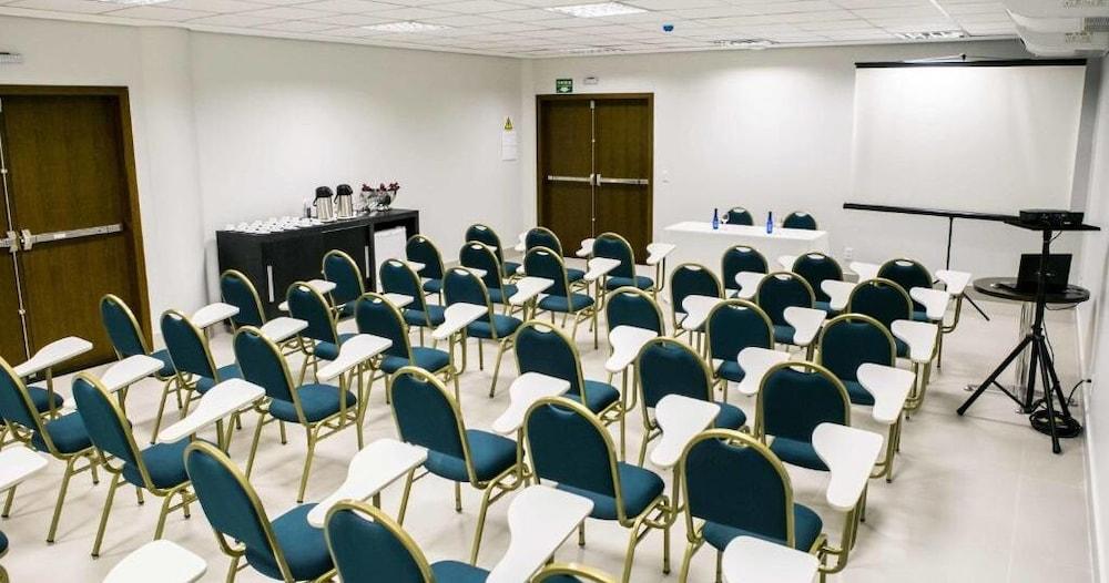 Alphapark Hotel Гояния Екстериор снимка